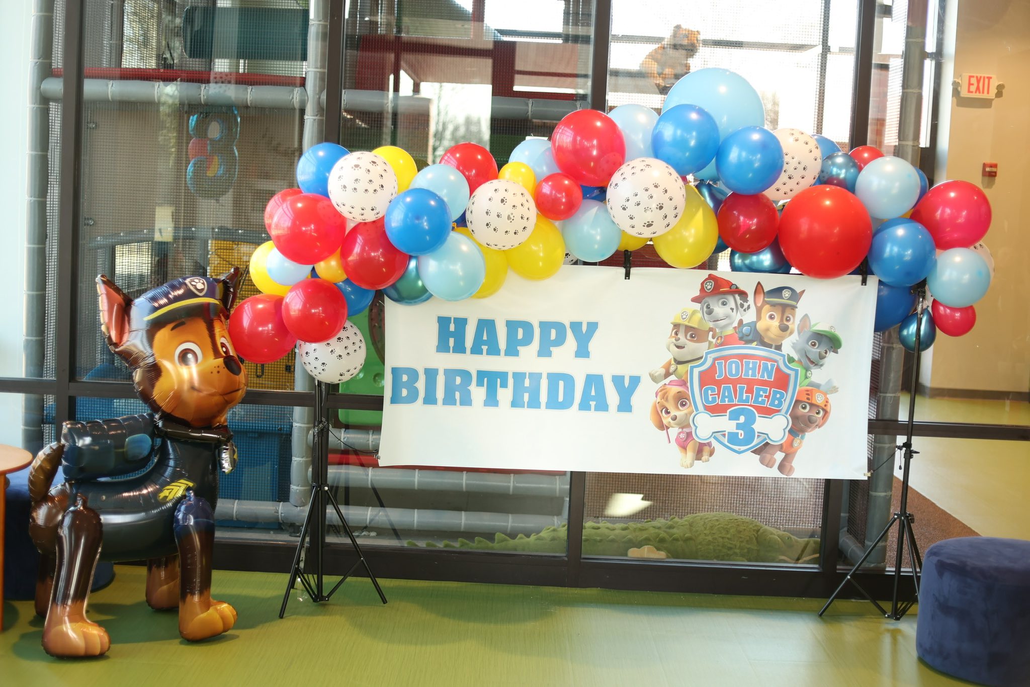 Paw Patrol themed birthday banner for John Caleb's 3rd birthday with a balloon arch and Chase foil balloon.