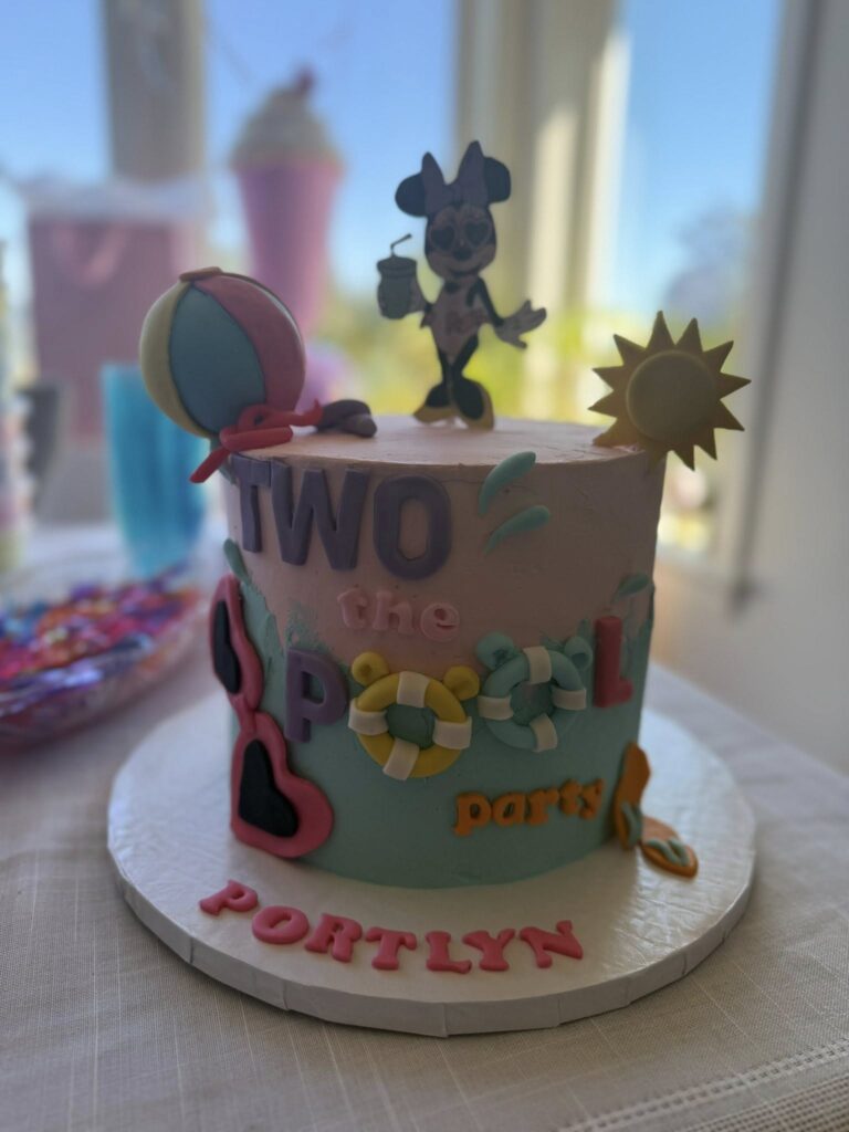 Minnie Mouse pool party
