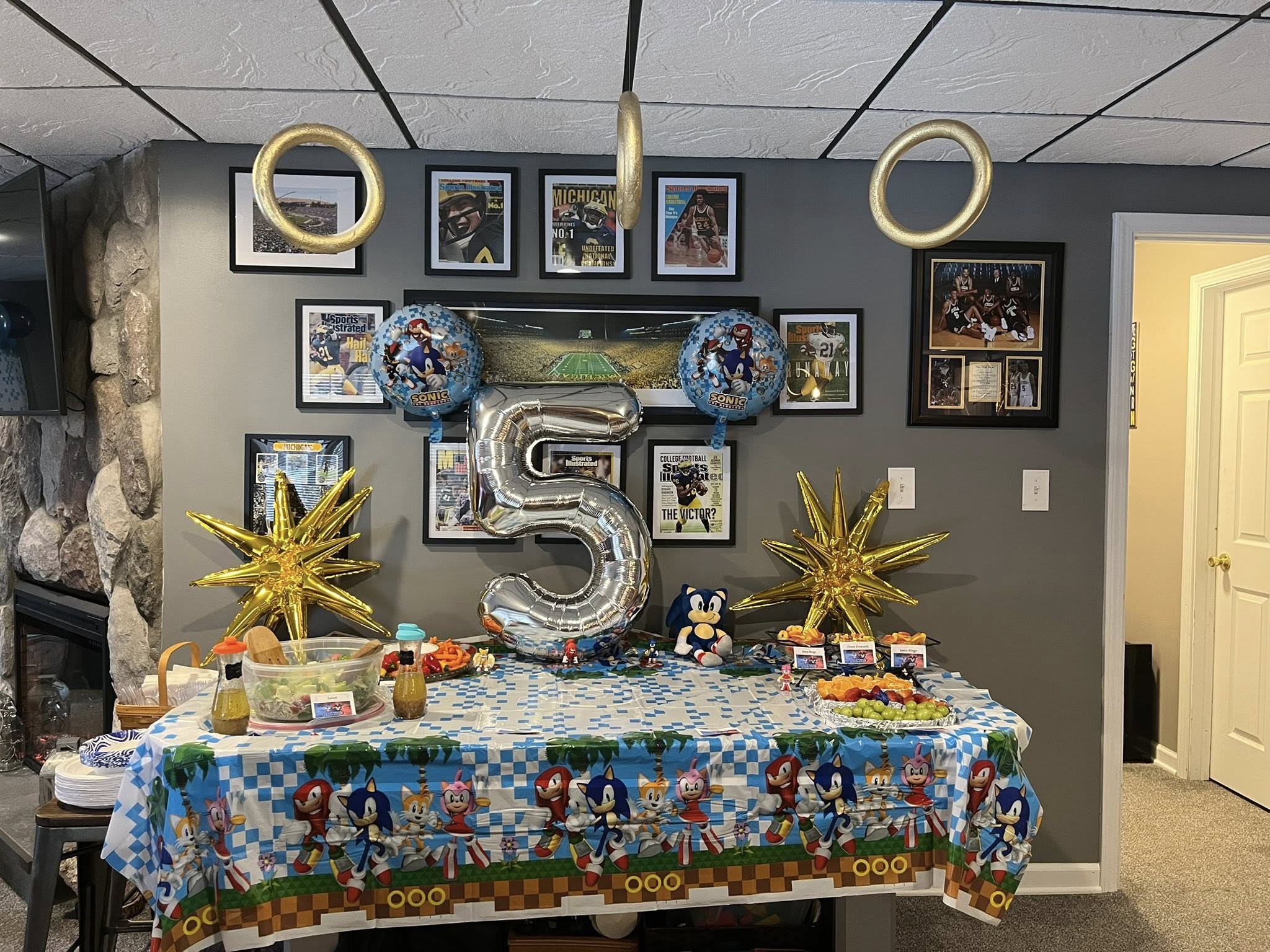Sonic the Hedgehog themed 5th birthday party table with balloon number five and character tablecloth.