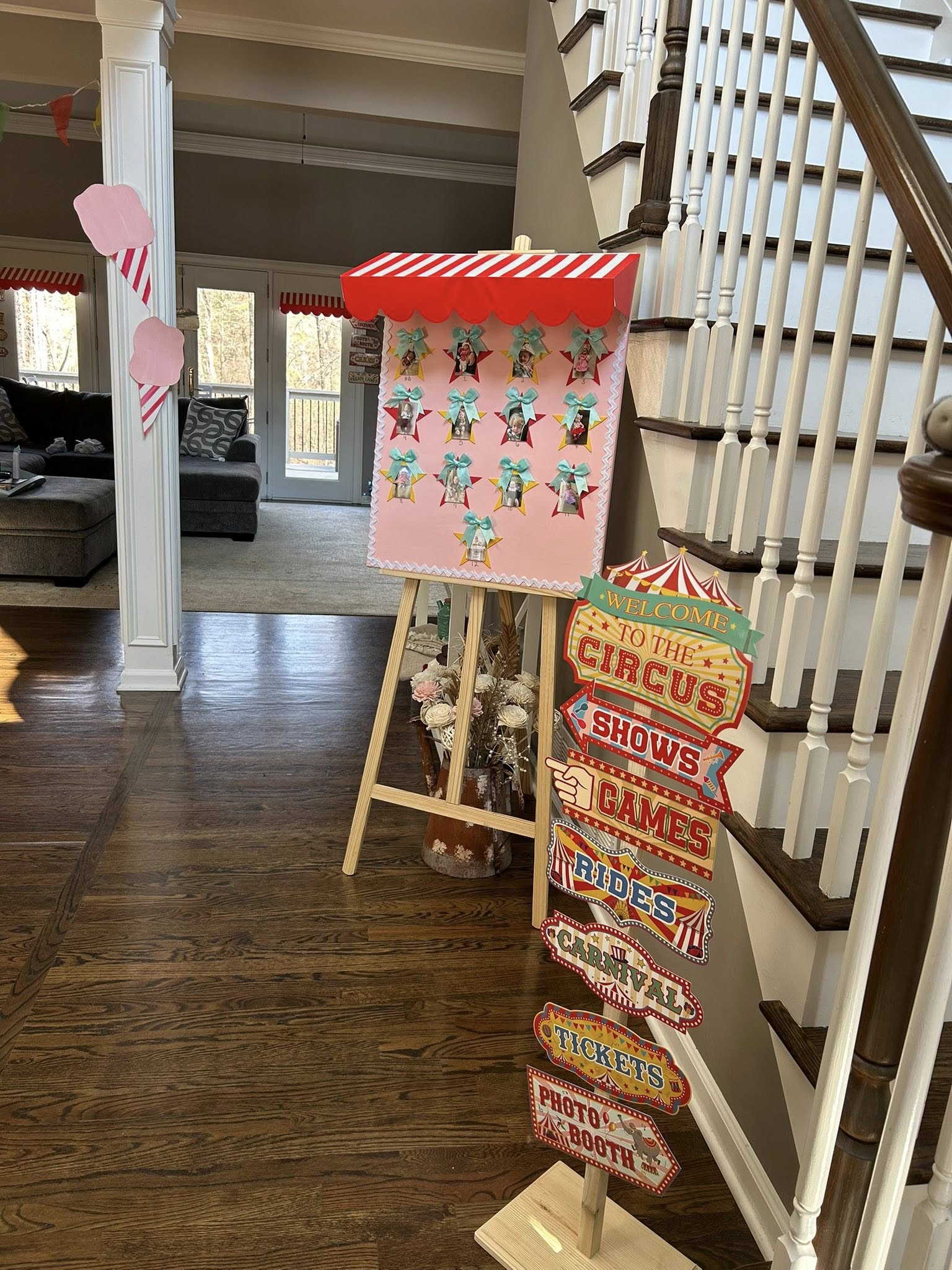 Circus-themed party decorations including a welcome sign and a display board featuring star-shaped photo frames.