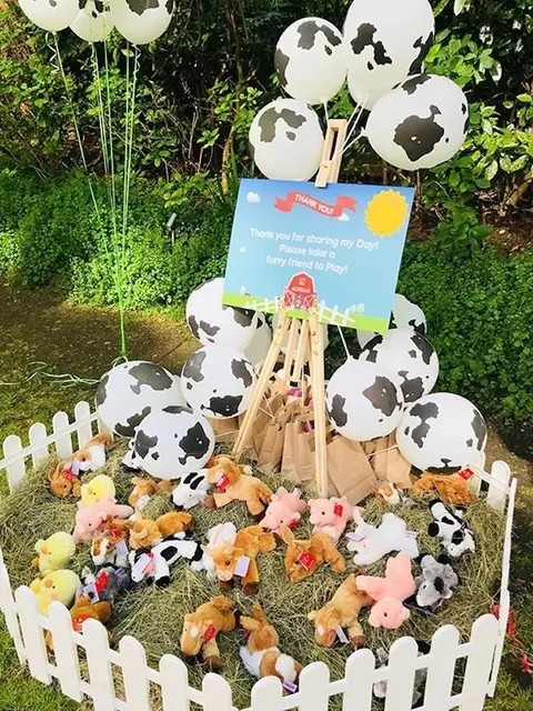 Farm Animal Favor Pen with Cow-Print Balloons