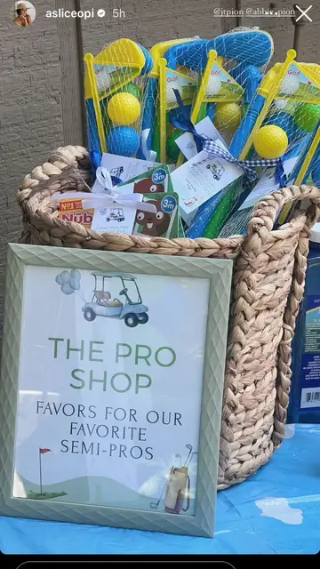 Golf Party Favor Basket with a "Pro Shop" Sign