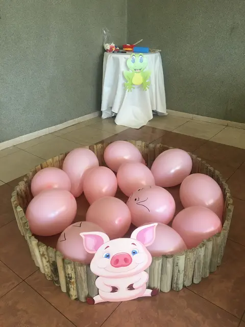 Round Balloon Pig Pen with a Cartoon Pig Cutout