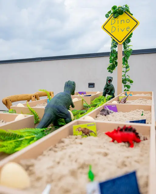 Dino Dive Sand Trays with Dinosaur Figures